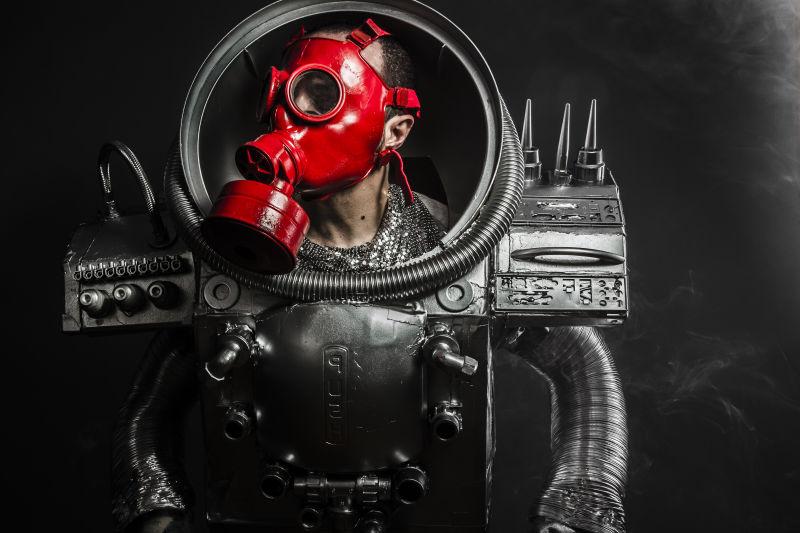 黑色背景下身穿宇航员服饰的男子