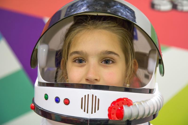 头戴宇航员头盔的女子