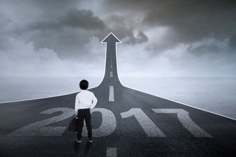 穿着衬衫提着公文包的小男孩站在2017箭头前