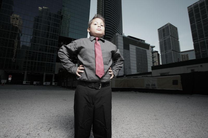 大厦下穿和西装打着领带的男孩子