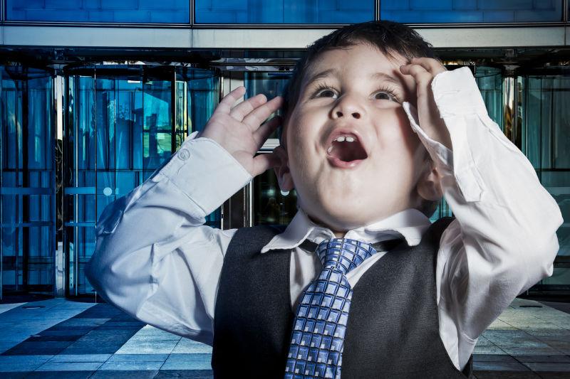 穿着小西装的可爱男孩