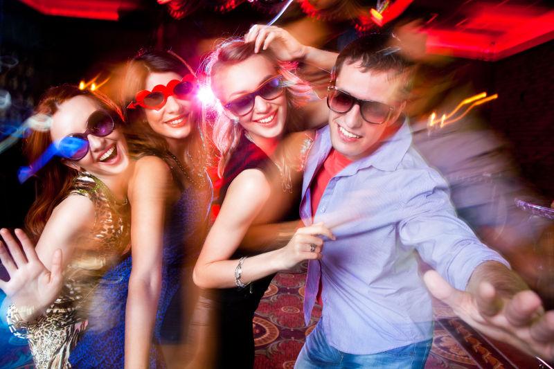 年轻人群在户外聚会