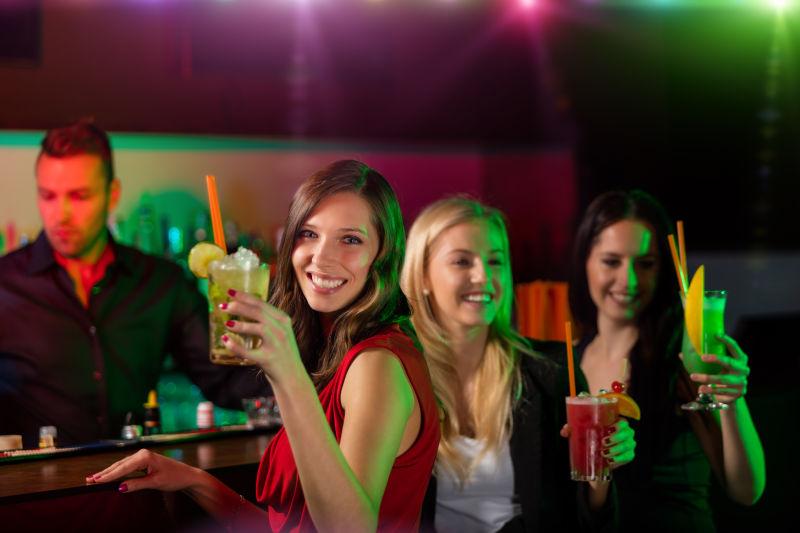 年轻朋友在聚会上喝鸡尾酒