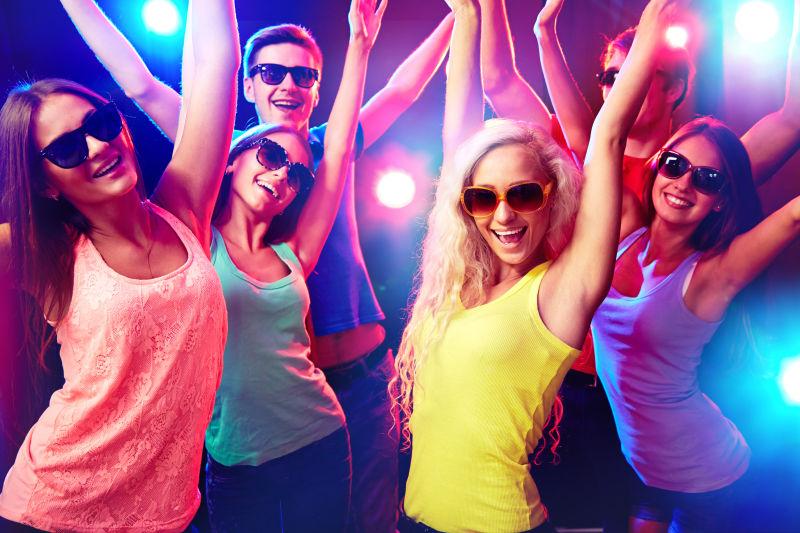 舞会上的聚会的年轻人