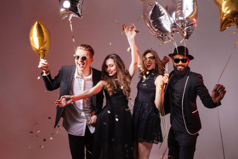 聚会的年轻人微笑着跳舞