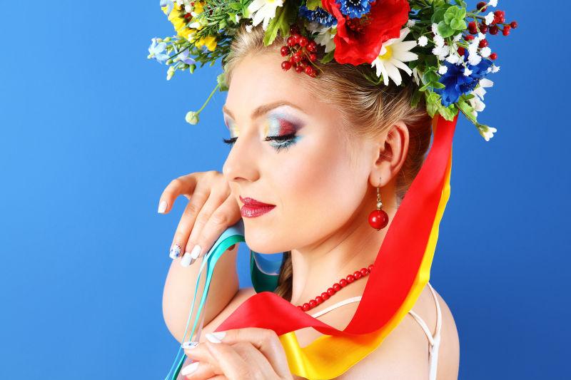 蓝色背景下的花卉人物化妆