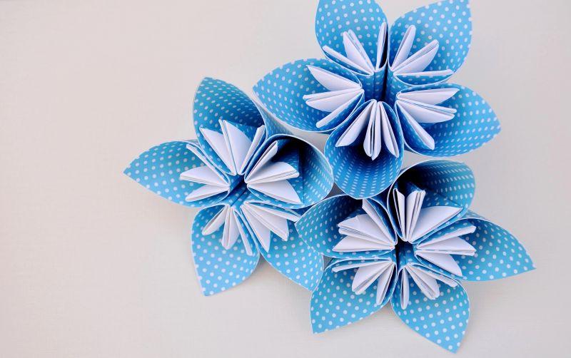 蓝色折纸花由波尔卡点纸制成图片 蓝色折纸花素材 高清图片 摄影照片 寻图免费打包下载