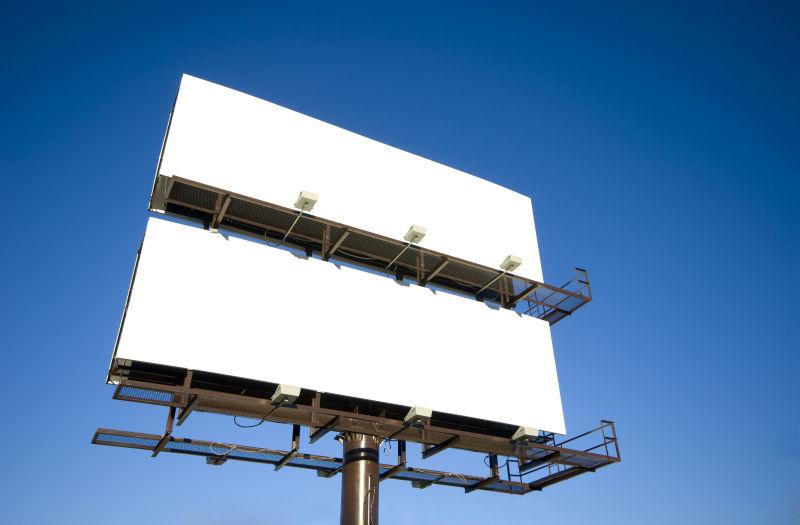蓝天下耸立的双层空白广告牌