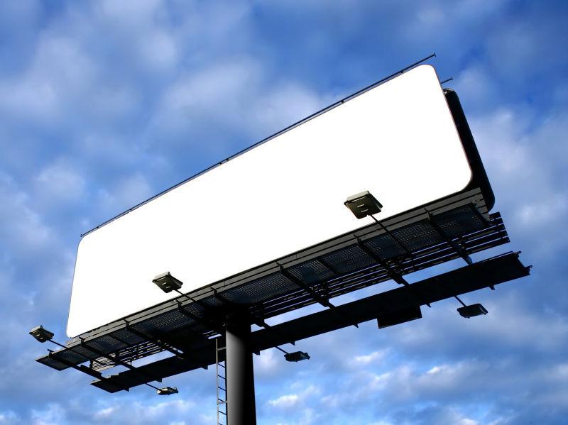 蓝天白云下的空白广告牌