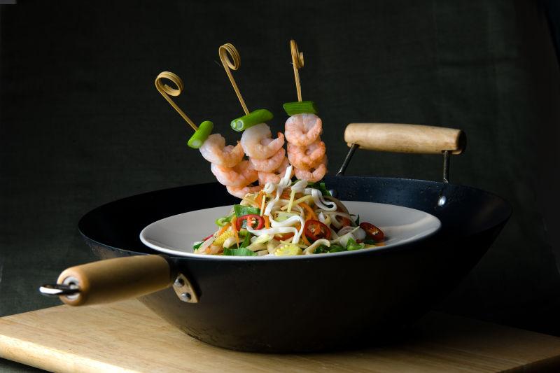 铁锅里的虾仁炒面