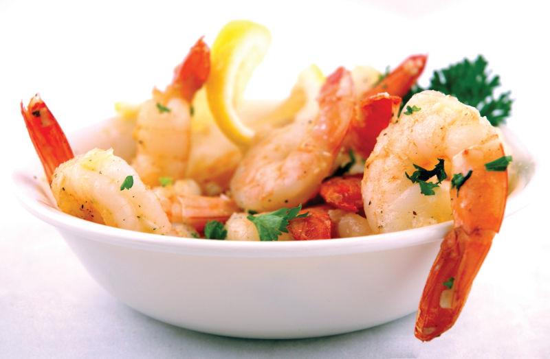 白色碗里的虾仁