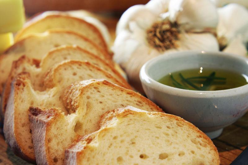 面包和大蒜迷迭香油