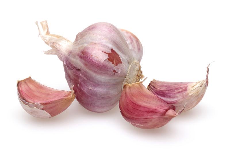 白色背景上的大蒜