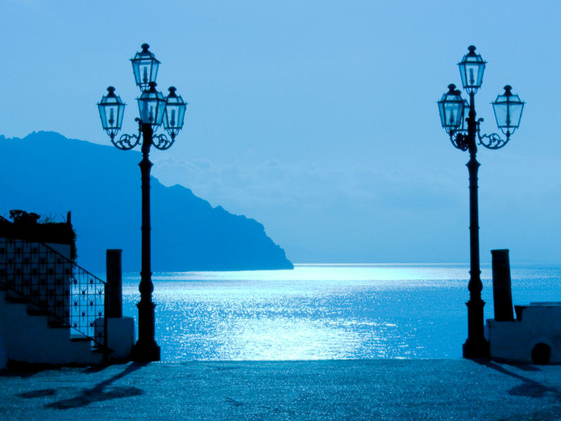 海岸街道美丽的路灯