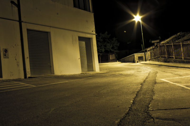 夜间路上点亮的路灯