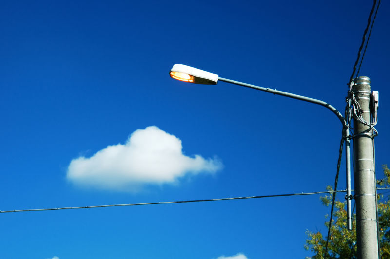 蓝天白云下的街道路灯