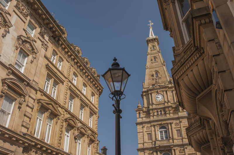 复古城市建筑中的路灯