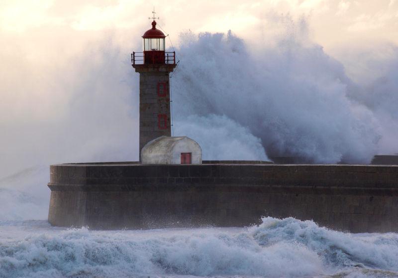 巨浪覆盖的灯塔