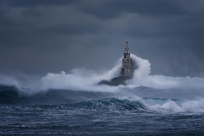 巨浪把灯塔淹没