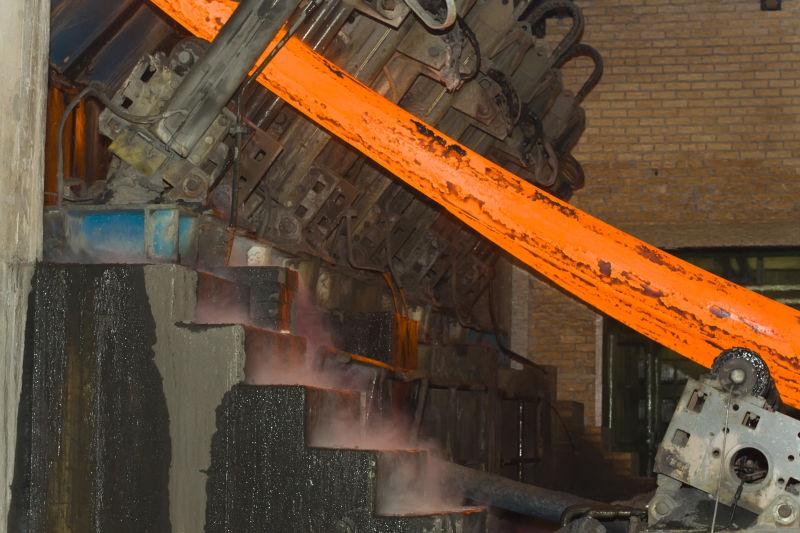 钢铁冶炼厂冶金设备正在轧制金属