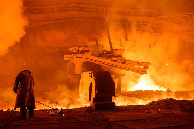 炼钢厂正在作业的工人