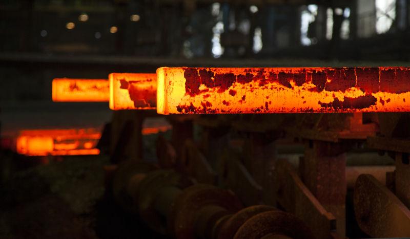 钢铁冶炼厂里热钢板