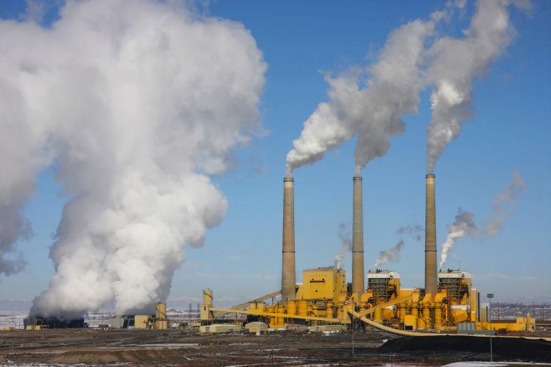 工厂的烟筒正在冒烟