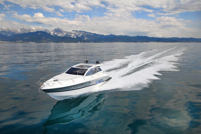 海面上快速行驶的游艇