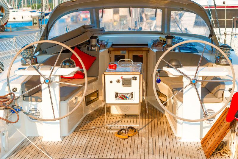 豪华游艇驾驶室