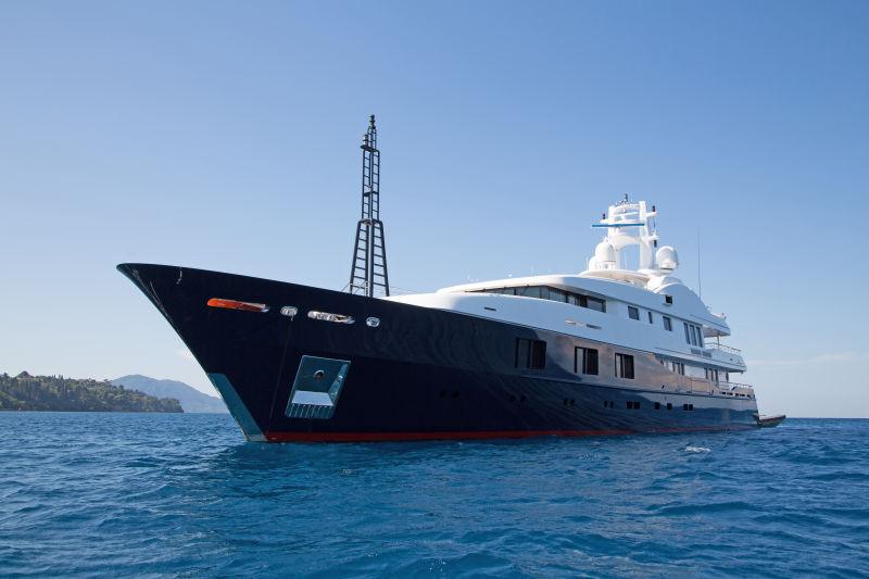 海面上的豪华巨大游艇