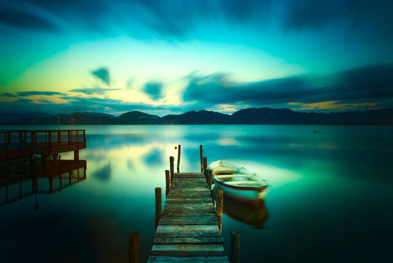 海边的木制码头与船只