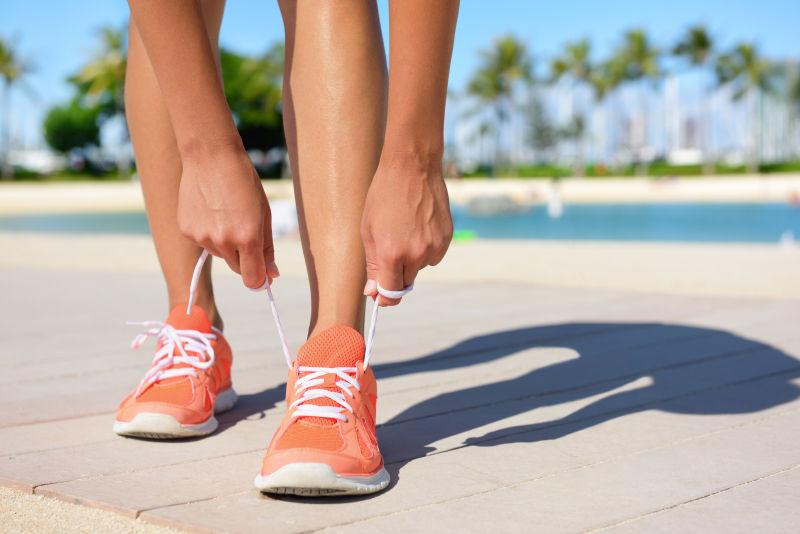 捆绑鞋带的健身达人