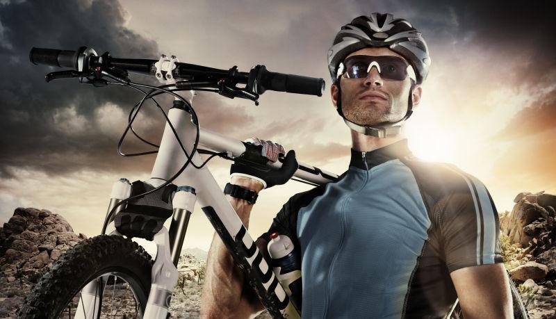 携带自行车的男运动员