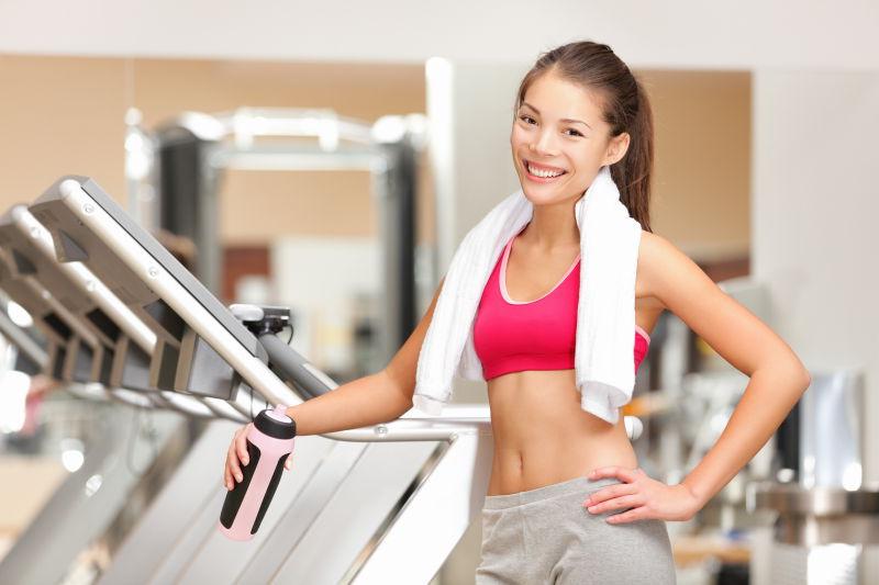 美女健身休息中