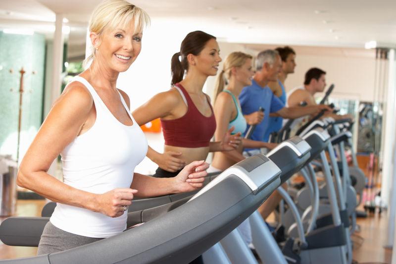 跑步机上的老妇人