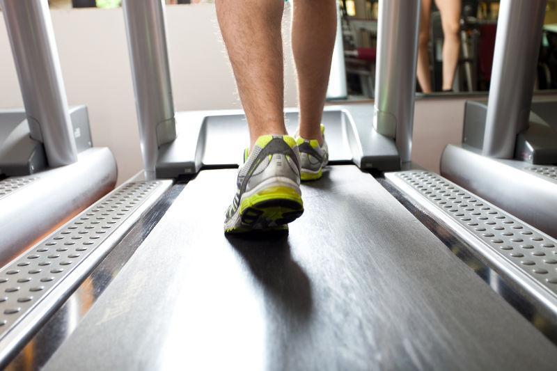 跑步机健身跑步的人