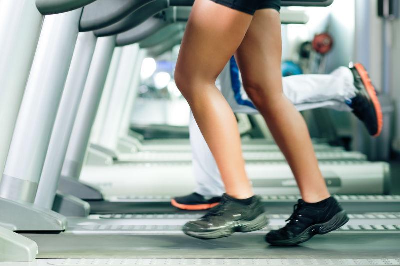 跑步机上锻炼的人们