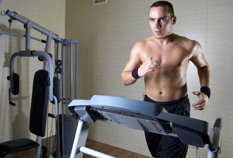 跑步机上跑步的男子