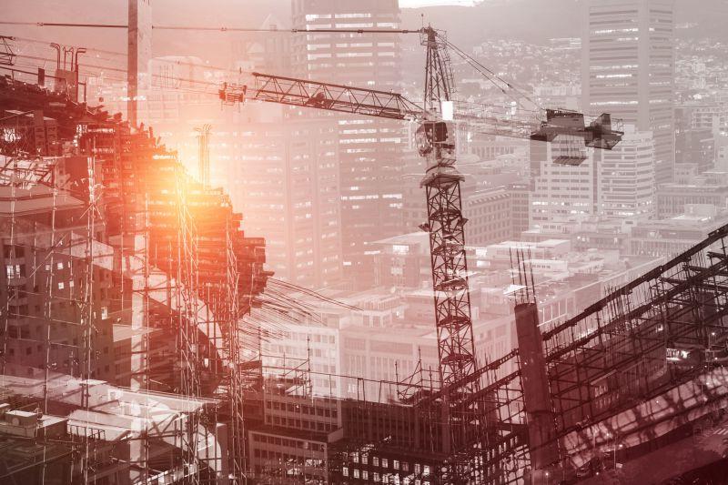 城市背景和建筑施工现场的双重曝光