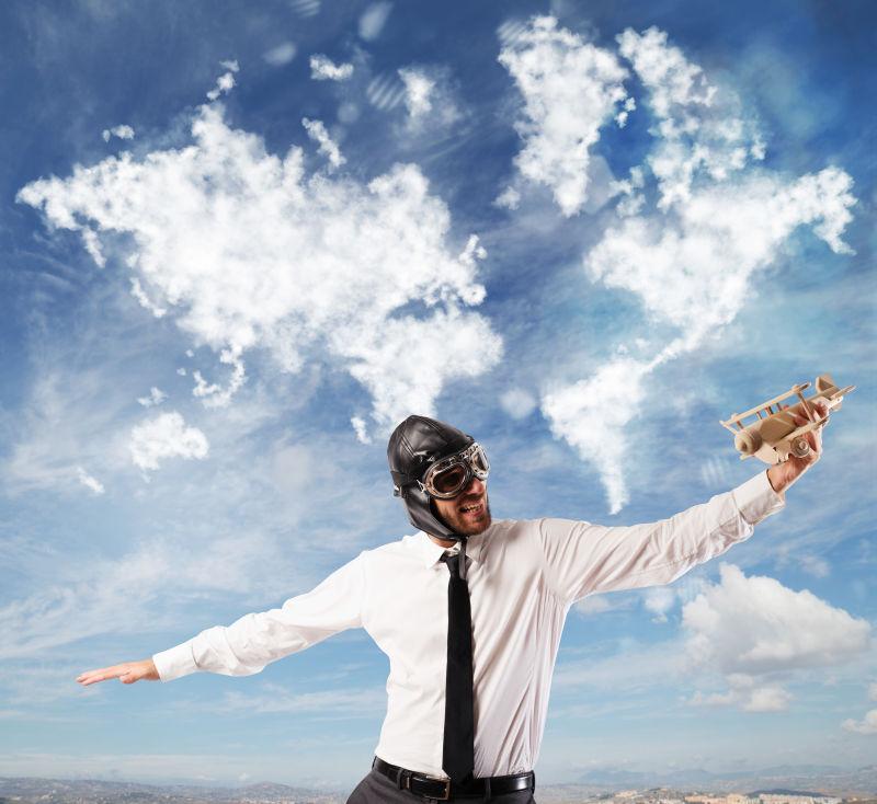 玩木制飞机的人梦想周游世界