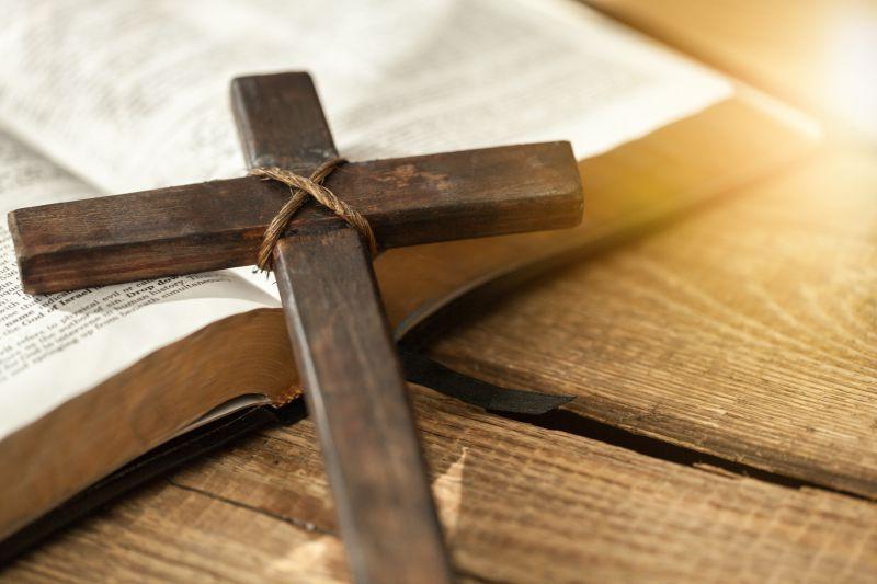 木质十字架图片 木桌面上的圣经和十字架素材 高清图片 摄影照片 寻图免费打包下载