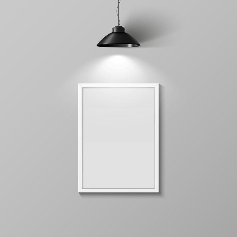 灰色墙上的空白海报吊灯