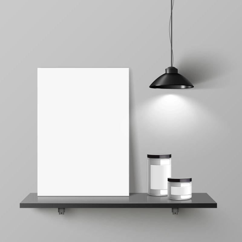 空白海报放在有吊灯的灰色墙壁上的架子上