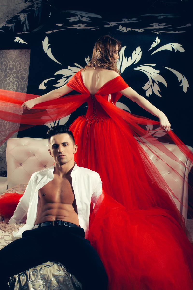 靠在床上的帅哥