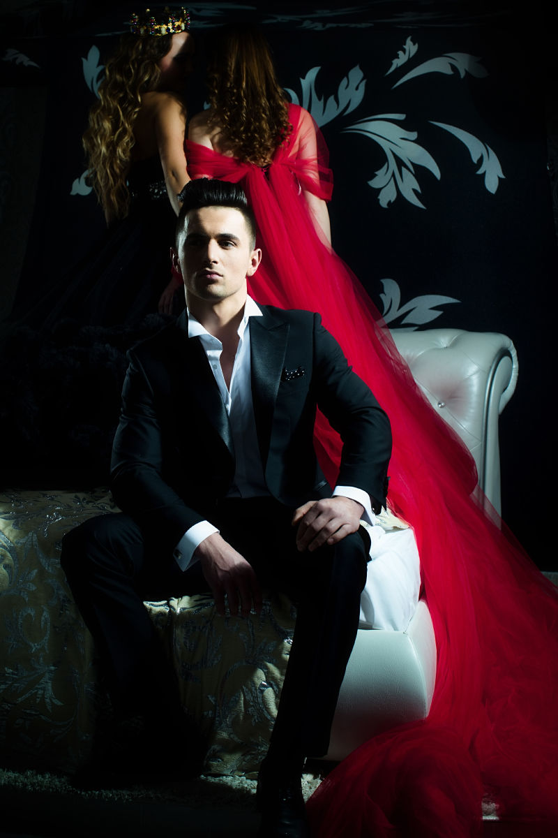 坐在床上的帅哥