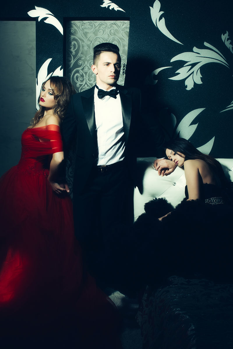 看向前方的帅哥背过双手