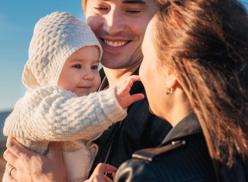 户外放松的幸福家庭