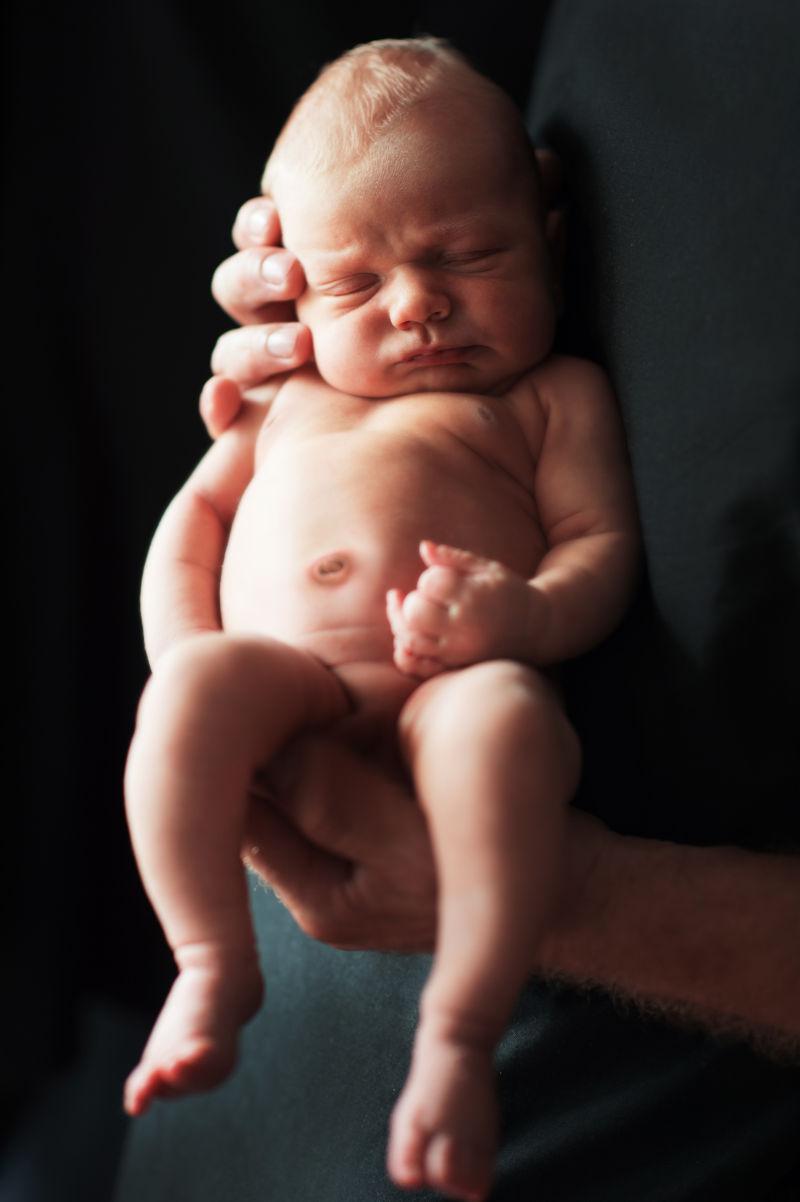 抱着婴儿的父亲