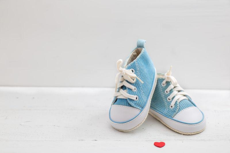 白色背景下的小婴儿鞋