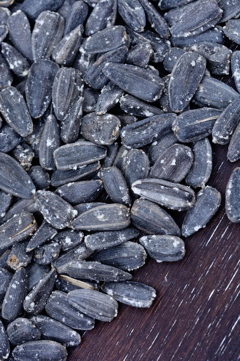 木桌上的葵色花籽